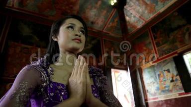 亚洲女孩在柬埔寨金边寺庙、瓦特、宝塔祈祷